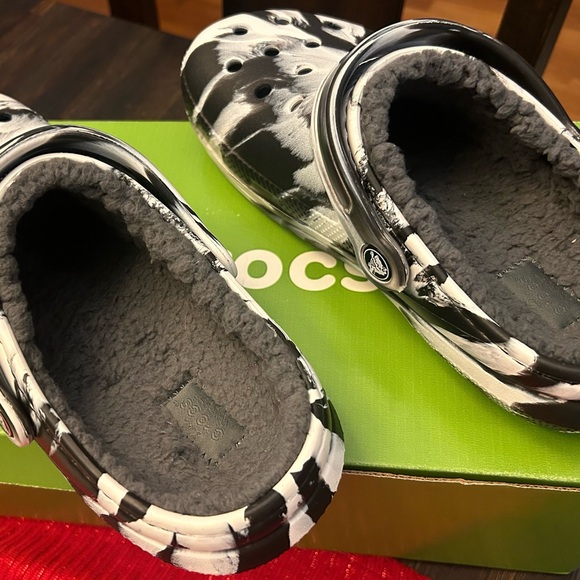 New in Box Fur lined Crocs.M6/W8 - Picture 3 of 5